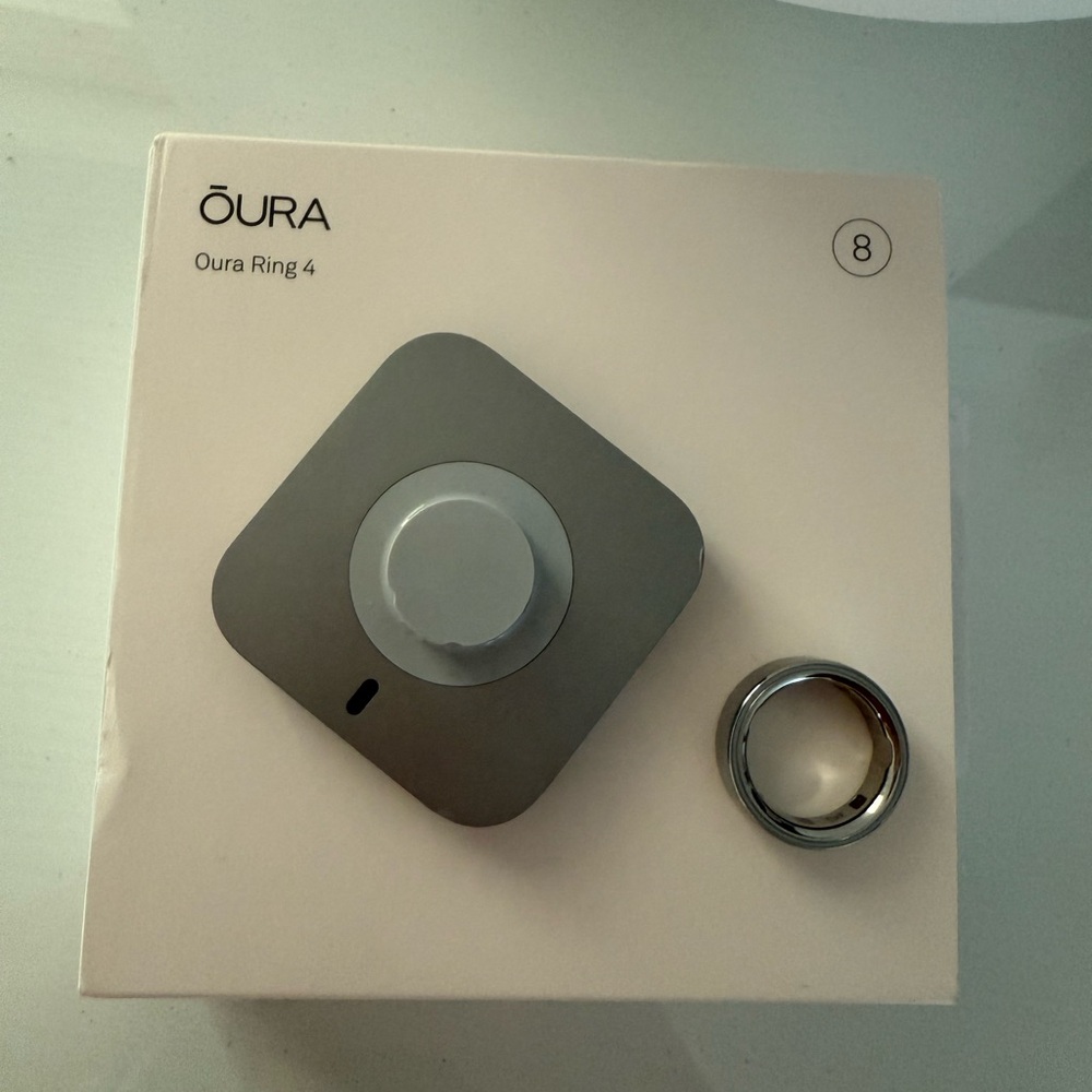 Oura Ring 4 in Shiny Silver